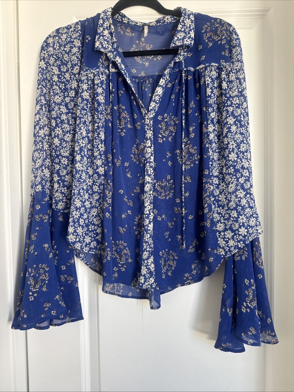 FREE PEOPLE Serena Blue Floral Print Top Bohemian Bell Sleeve Size Small